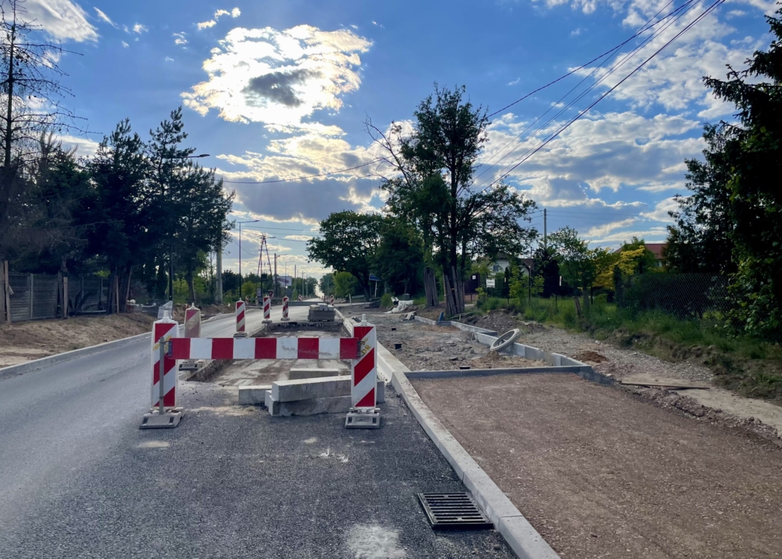 Przybywa asfaltu na modernizowanej ul. Pomorskiej, ale koniec inwestycji nastąpi dopiero w grudniu