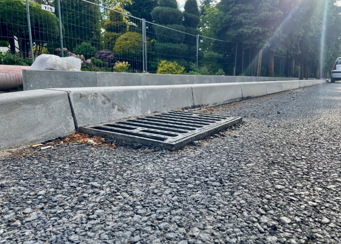 Przybywa asfaltu na modernizowanej ul. Pomorskiej, ale koniec inwestycji nastąpi dopiero w grudniu