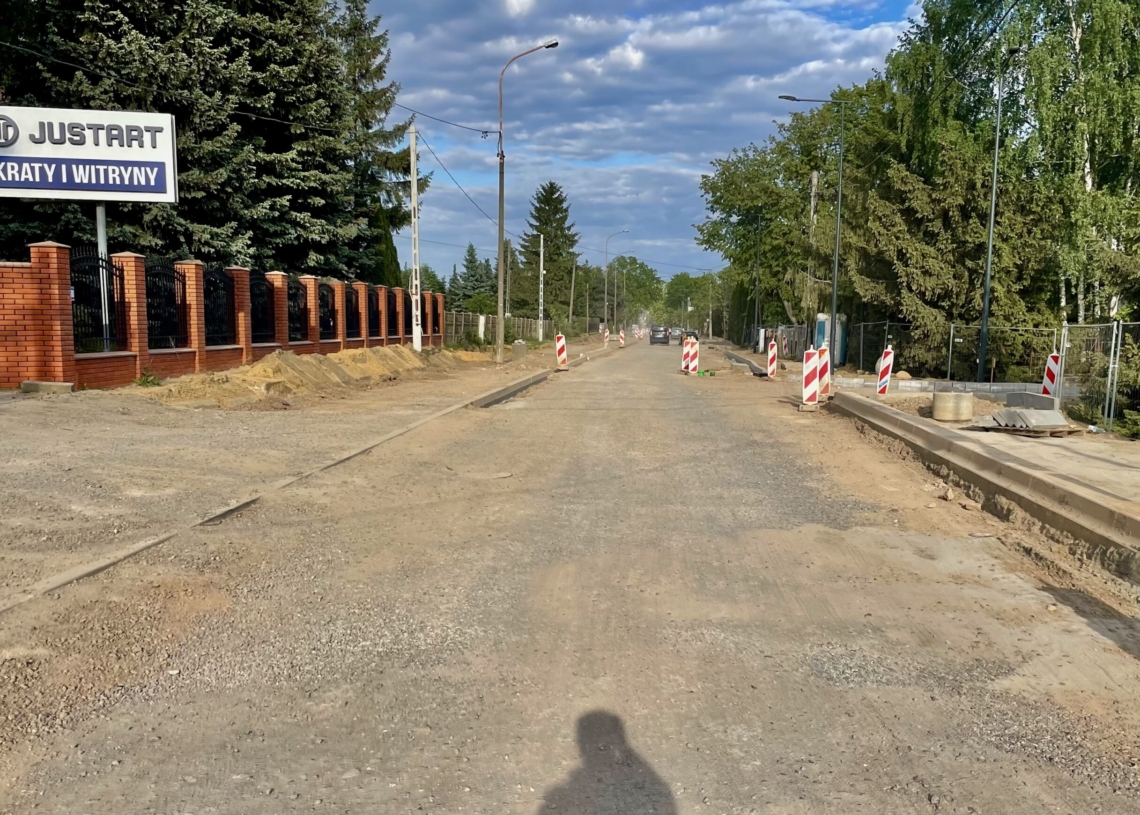 Przybywa asfaltu na modernizowanej ul. Pomorskiej, ale koniec inwestycji nastąpi dopiero w grudniu