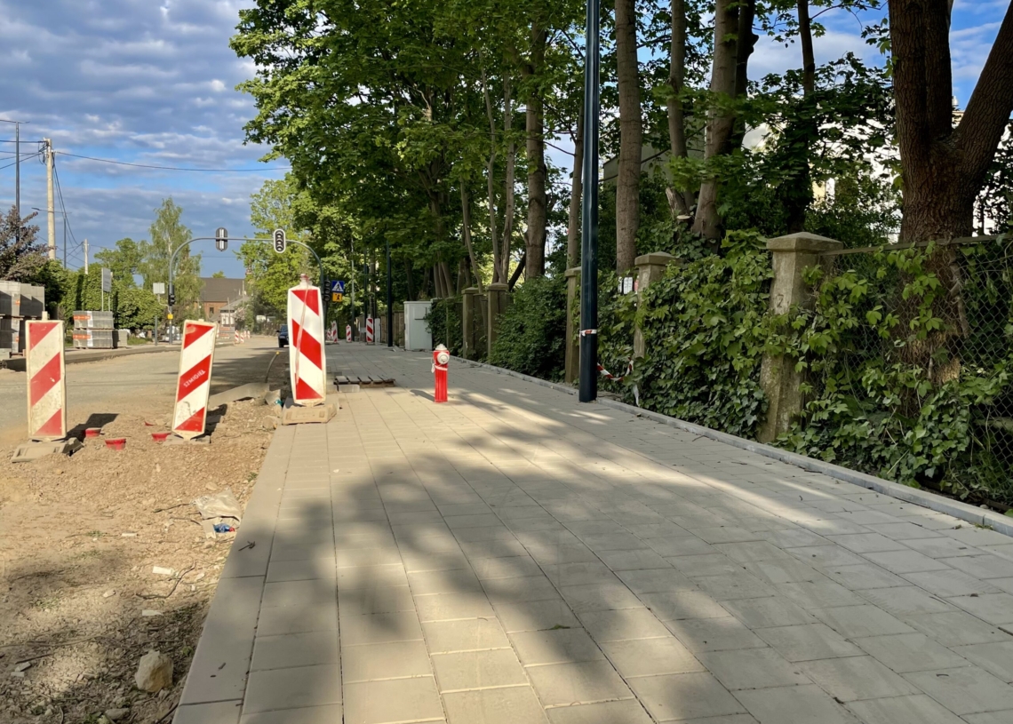 Przybywa asfaltu na modernizowanej ul. Pomorskiej, ale koniec inwestycji nastąpi dopiero w grudniu