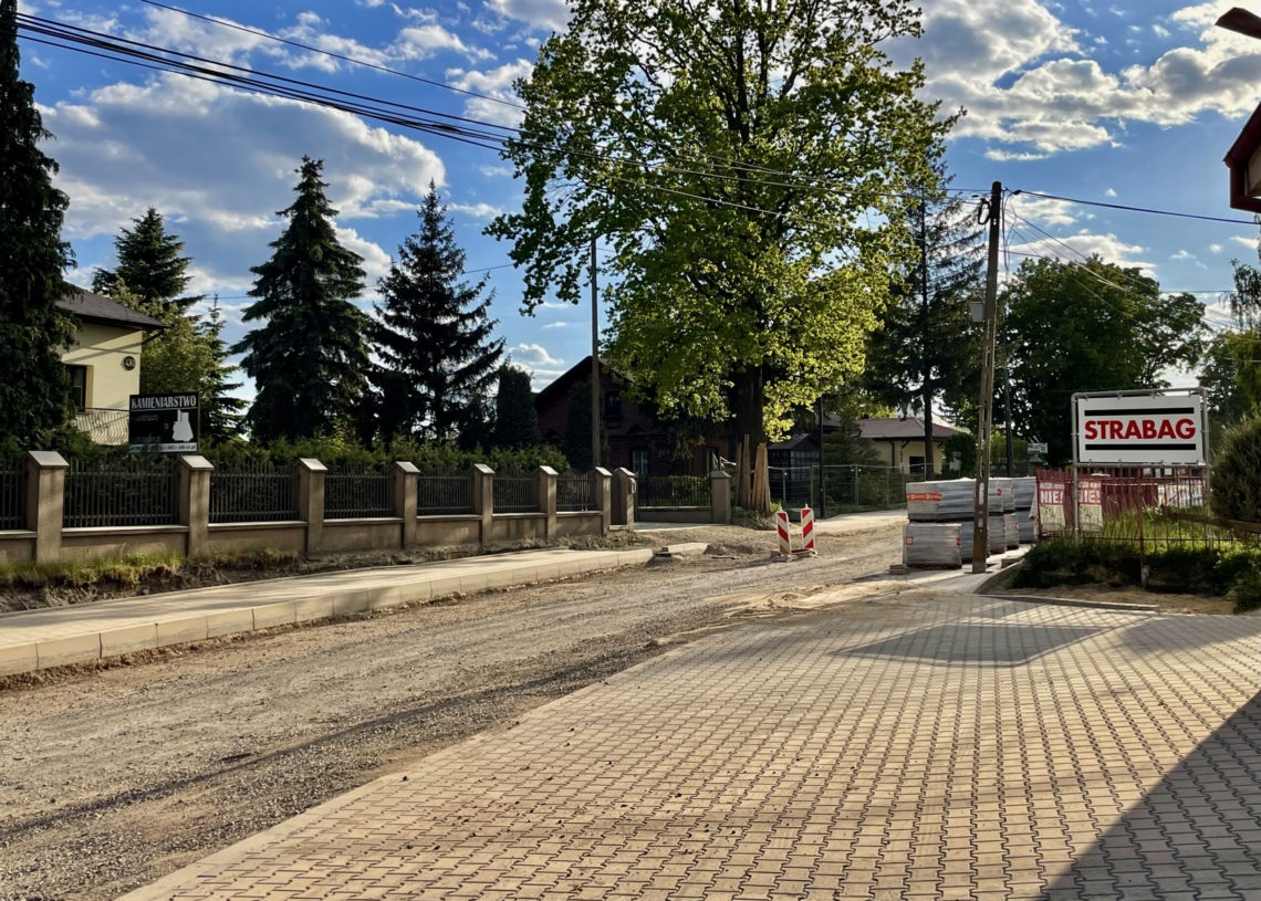 Przybywa asfaltu na modernizowanej ul. Pomorskiej, ale koniec inwestycji nastąpi dopiero w grudniu