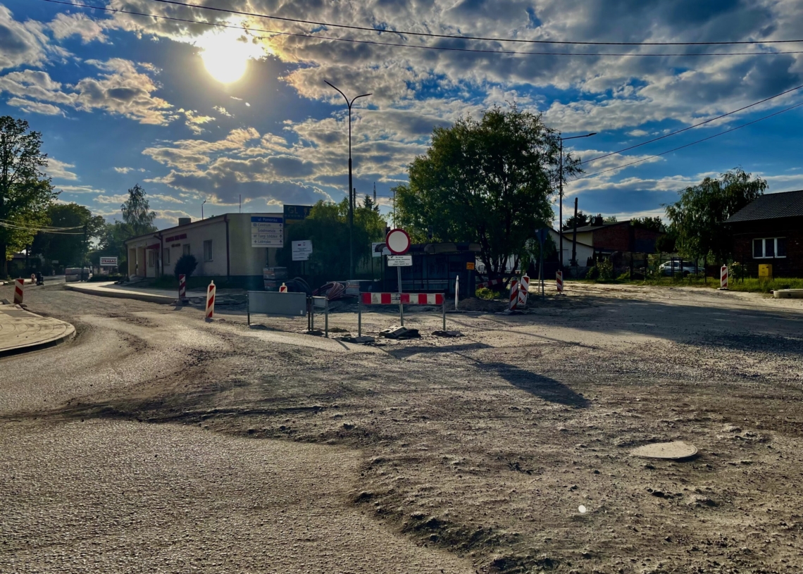 Przybywa asfaltu na modernizowanej ul. Pomorskiej, ale koniec inwestycji nastąpi dopiero w grudniu