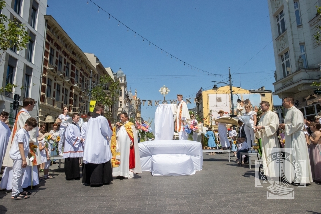 Kilkadziesiąt procesji w Łodzi - tymczasowe zatrzymania ruchu i zamknięta ul. Piotrkowska 1 Procesja na ul. Piotrkowskiej