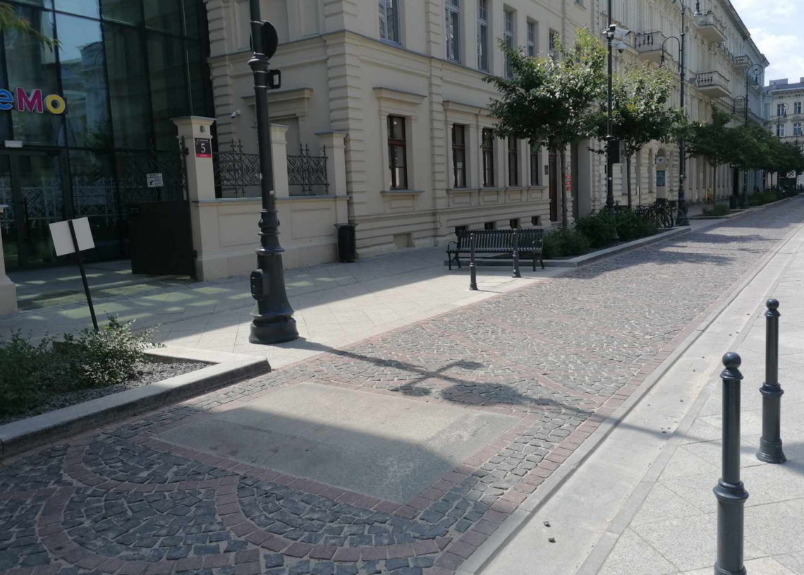 Koniec nielegalnego parkowania na ul. Moniuszki i rozjeżdżania chodników? Na części woonerfu zamontowano słupki