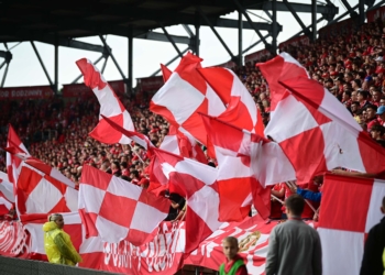 Doping kibiców w meczu Widzew Łódź - Lech Poznań