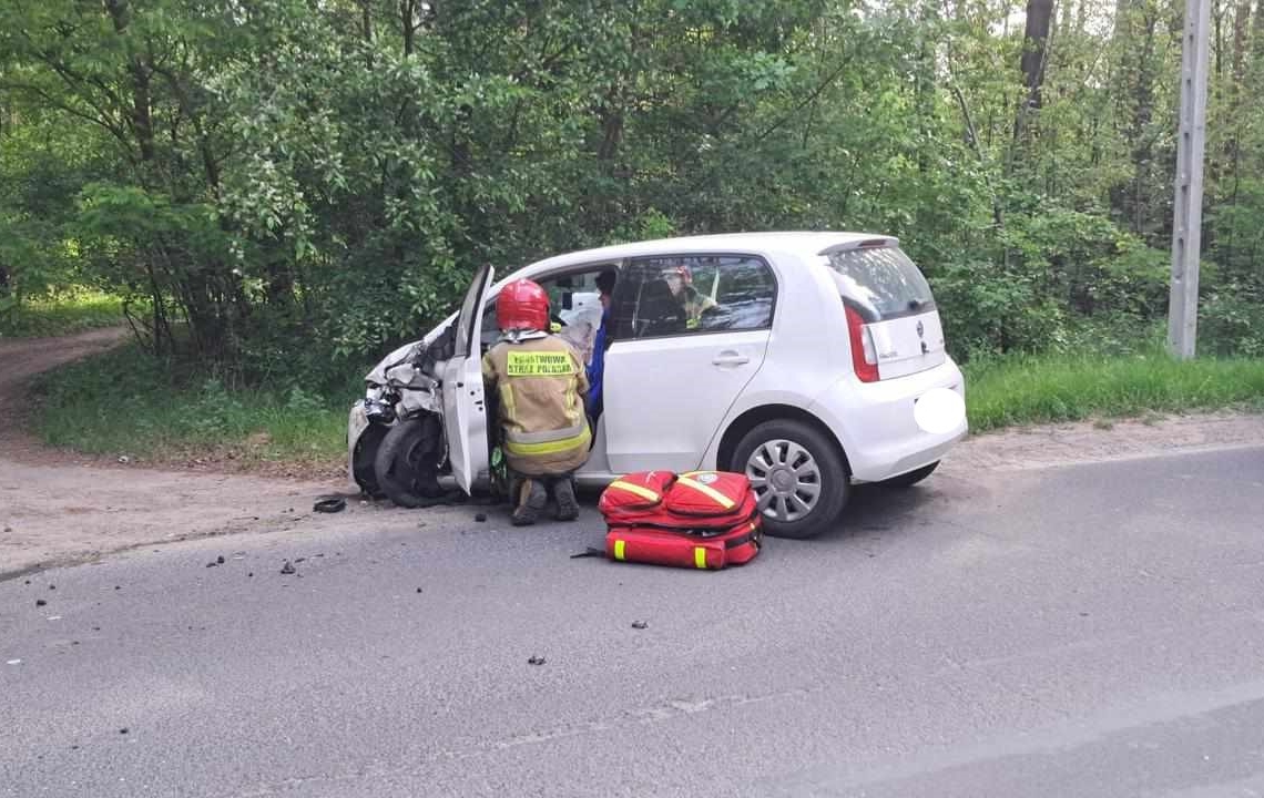 Zderzenie dwóch aut w miejscowości Poręby. Dwie osoby ranne, w tym dziecko
