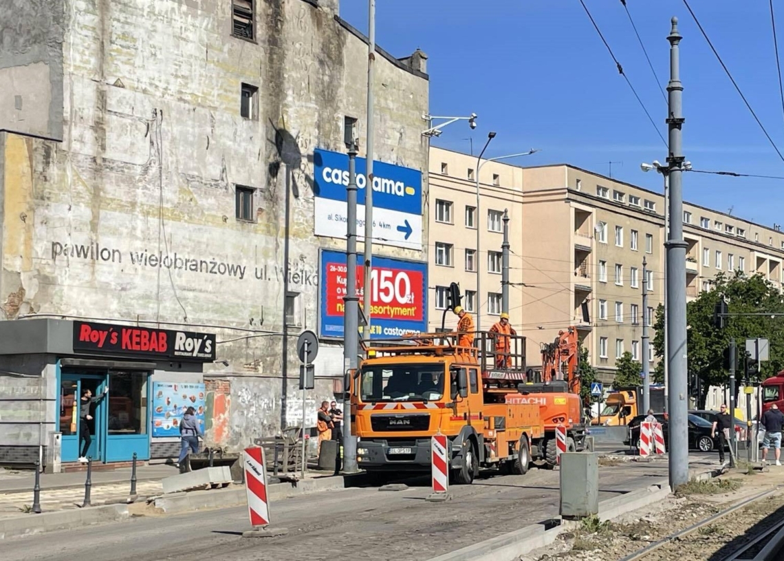 Tramwaje nie kursowały w pobliżu Manufaktury przez ponad godzinę. Potem ponownie stanęły. Przyczyną awaria sieci trakcyjnej