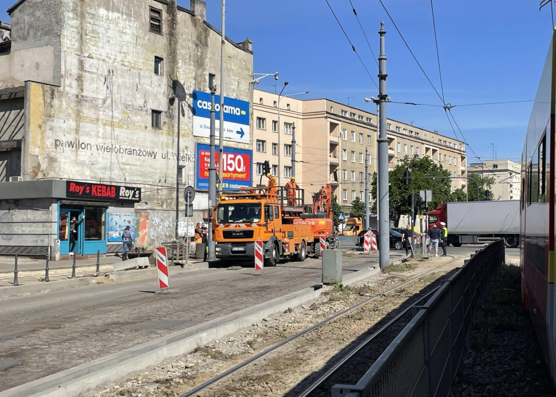 Kolejny dzień utrudnień dla pasażerów MPK-Łódź z powodu robót drogowych na ul. Zachodniej 1 Czwartkowe uszkodzenie sieci na ul. Zachodniej
