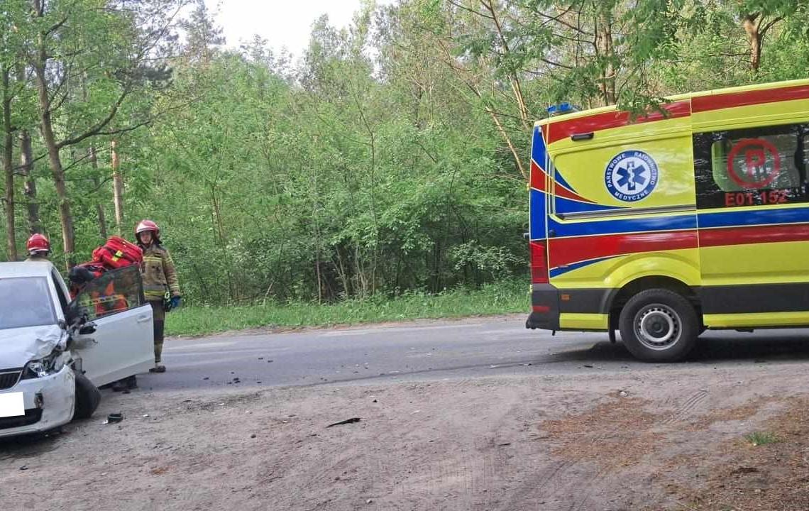 Zderzenie dwóch aut w miejscowości Poręby. Dwie osoby ranne, w tym dziecko