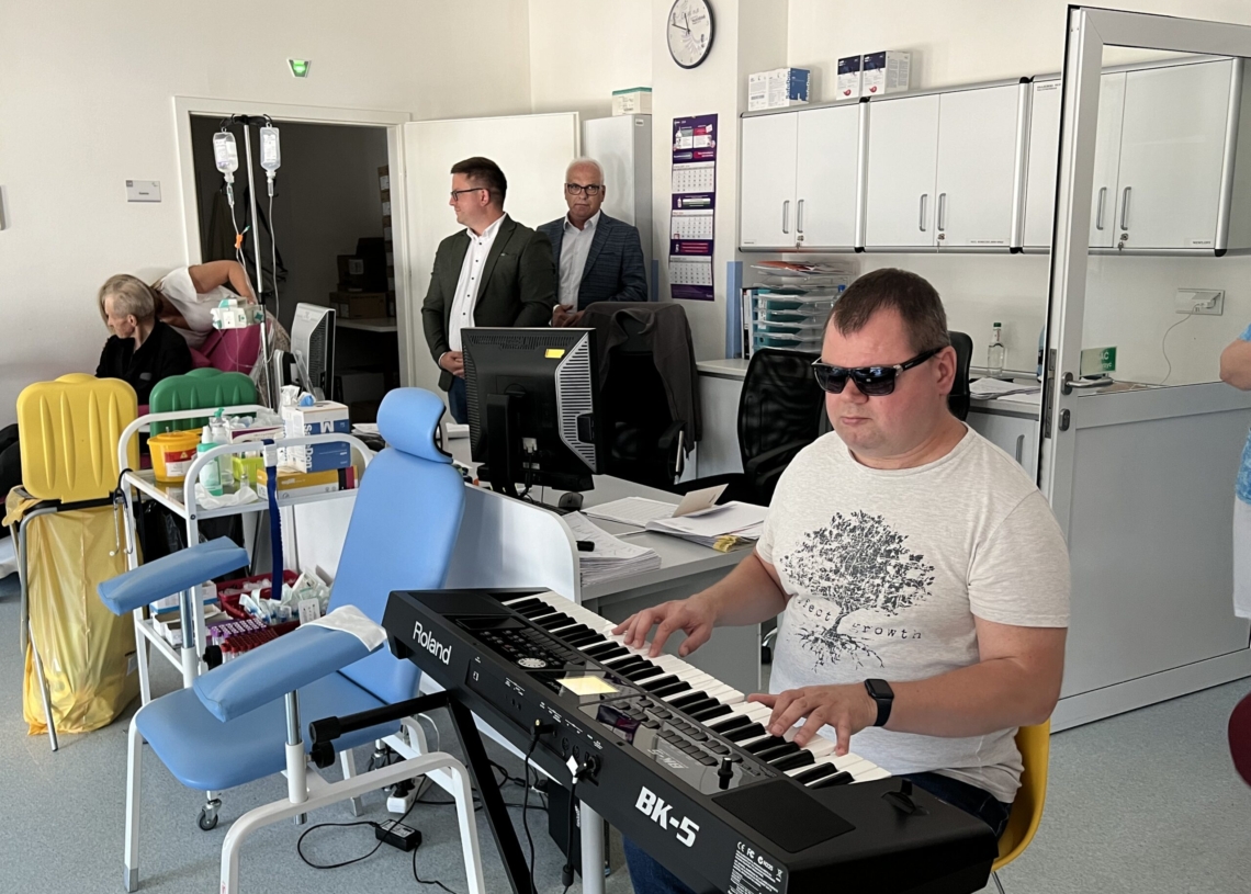 Muzyka leczy duszę i ciało. Koncert w bełchatowskim szpitalu na oddziale onkologii