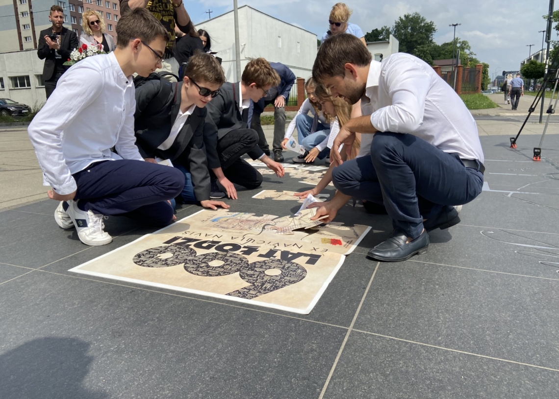 Rajmundalia 2024. Łodzianie układali wielkoformatowe puzzle z mapą Łodzi z 1823