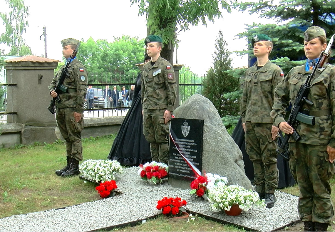W Niewieszu odsłonięto tablicę upamiętniającą powstańców z 1863 roku 1 W Niewieszu odsłonięto tablicę poświęconą powstańcom z 1863 roku