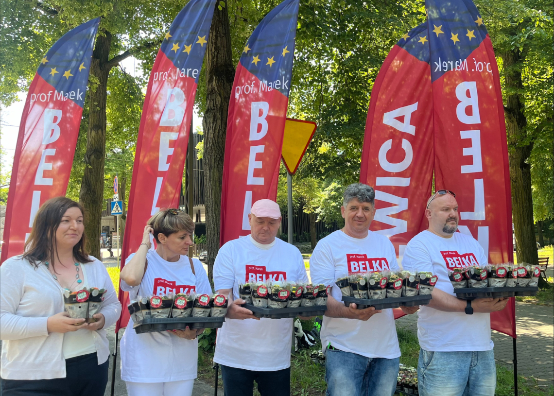 Nowa Lewica z okazji Dnia Matki wręczała kwiaty i przedstawiała propozycje programowe 1 Nowa Lewica z okazji Dnia Matki wręczała kwiaty i przedstawiała propozycje programowe