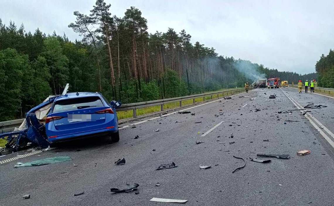 Śmiertelny wypadek na DK74 pod Bełchatowem. Zderzenie dwóch samochodów, jeden stanął w płomieniach