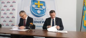 Krzysztof Jażdżyk podpisuje umowę na budowę basenu w Skierniewicach