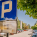 Zamiast rozjechanego trawnika - parking? Radny chce zmian na osiedlu w Sieradzu