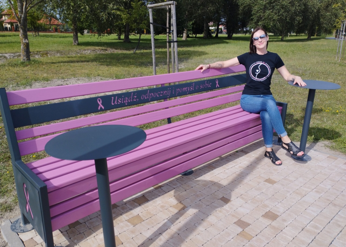 Zduńska Wola: różowa ławeczka nad Zalewem Kępina ma przypominać o profilaktyce nowotworowej 1 Różowa ławeczka