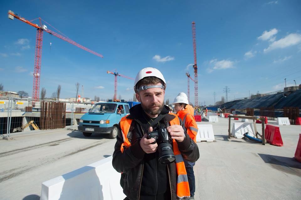 Konrad Ciężki na placu budowy odnawianego dworca Łódź Fabryczna