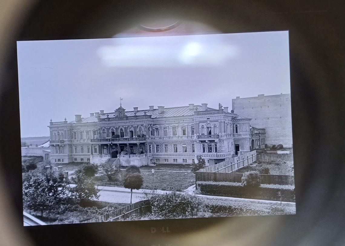 Archiwalny Fotoplastikon w Piotrkowie. Zdjęcia dawnego miasta i szklane klisze fotograficzne