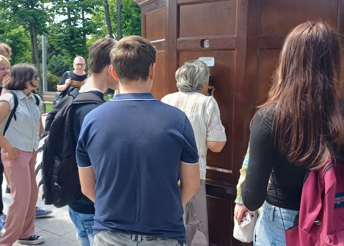 Archiwalny Fotoplastikon w Piotrkowie. Zdjęcia dawnego miasta i szklane klisze fotograficzne