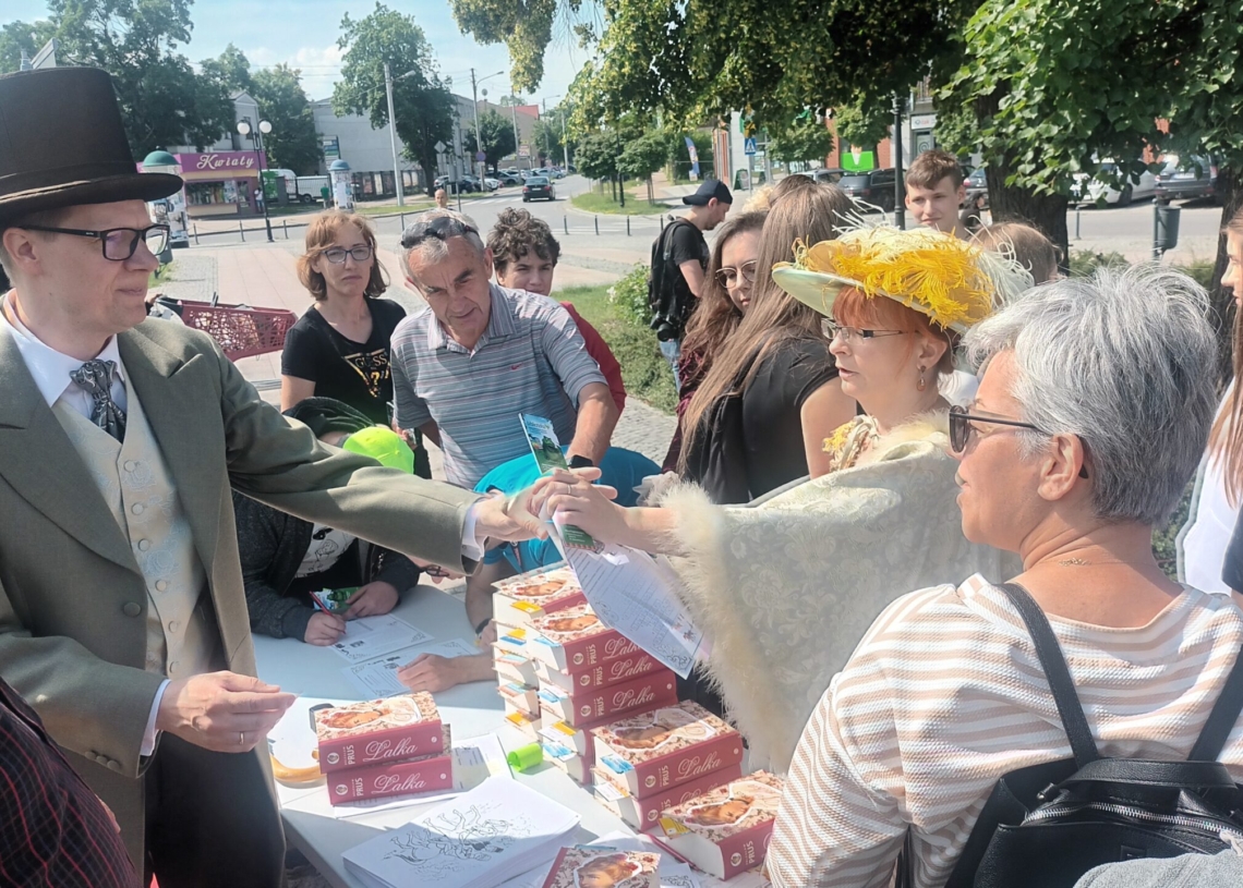 Skierniewice: Stanisław Wokulski i Izabela Łęcka zachęcali podróżnych do czytania „Lalki”