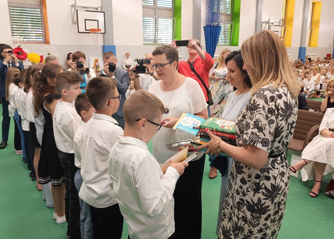 Wojewódzkie zakończenie roku w Sieradzu z udziałem wiceminister edukacji Katarzyny Lubnauer