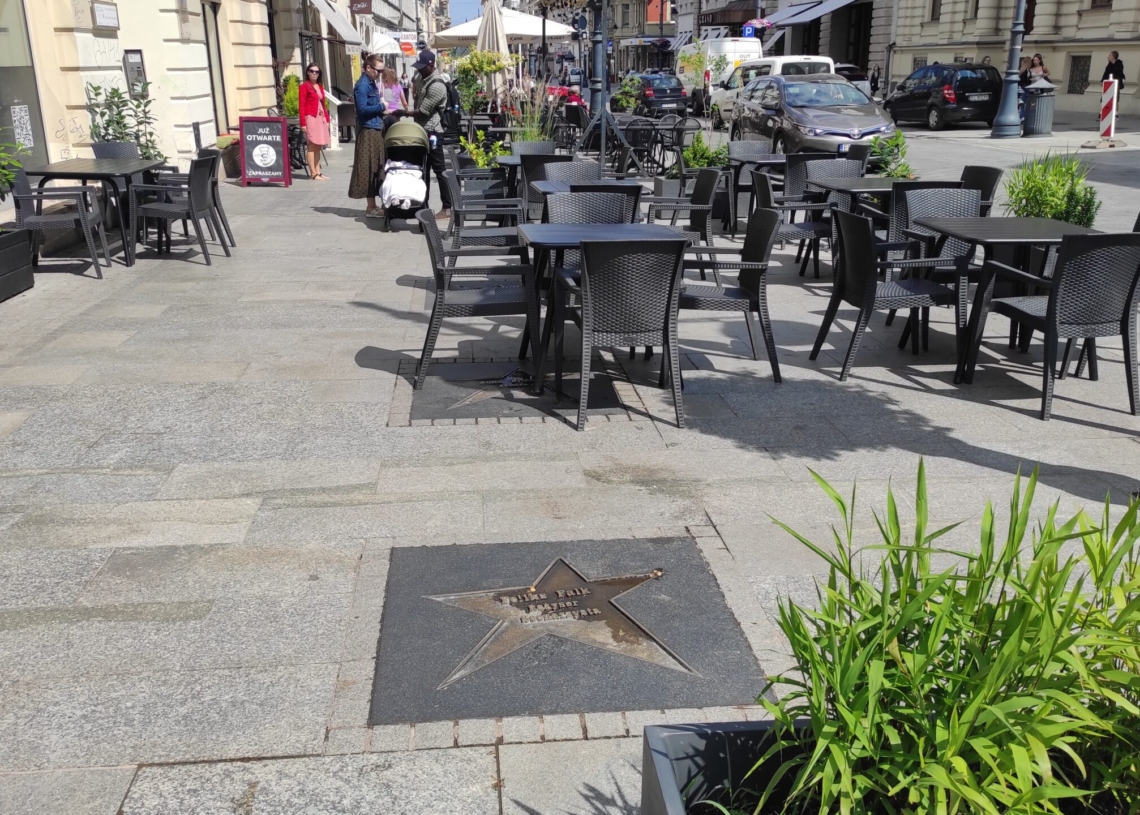 Łódzka Aleja Gwiazd zastawiona restauracyjnymi stolikami i krzesłami. Przewodnicy szukają sposobu na rozwiązanie problemu