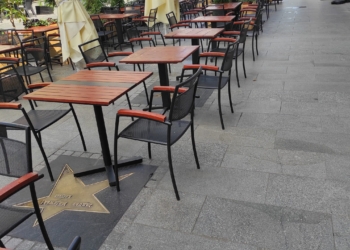 Łódzka Aleja Gwiazd zastawiona restauracyjnymi stolikami i krzesłami. Przewodnicy szukają sposobu na rozwiązanie problemu 1 Łódzka Aleja Gwiazd