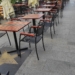 Łódzka Aleja Gwiazd zastawiona restauracyjnymi stolikami i krzesłami. Przewodnicy szukają sposobu na rozwiązanie problemu 7 Łódzka Aleja Gwiazd