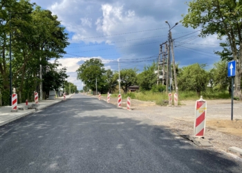 Nowy asfalt na ul. Pomorskiej, większe utrudnienia na 3 Maja i al. Włókniarzy - raport drogowy 2 Remont ul. Pomorskiej