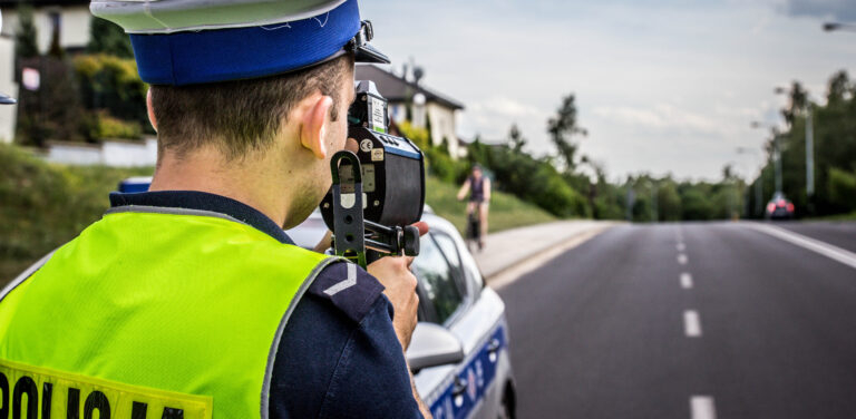 Więcej policji na drogach. Jest apel: kierowco, zdejmij nogę z gazu 1 Patrole na każdej drodze w regionie. Policja apeluje o bezpieczną jazdę