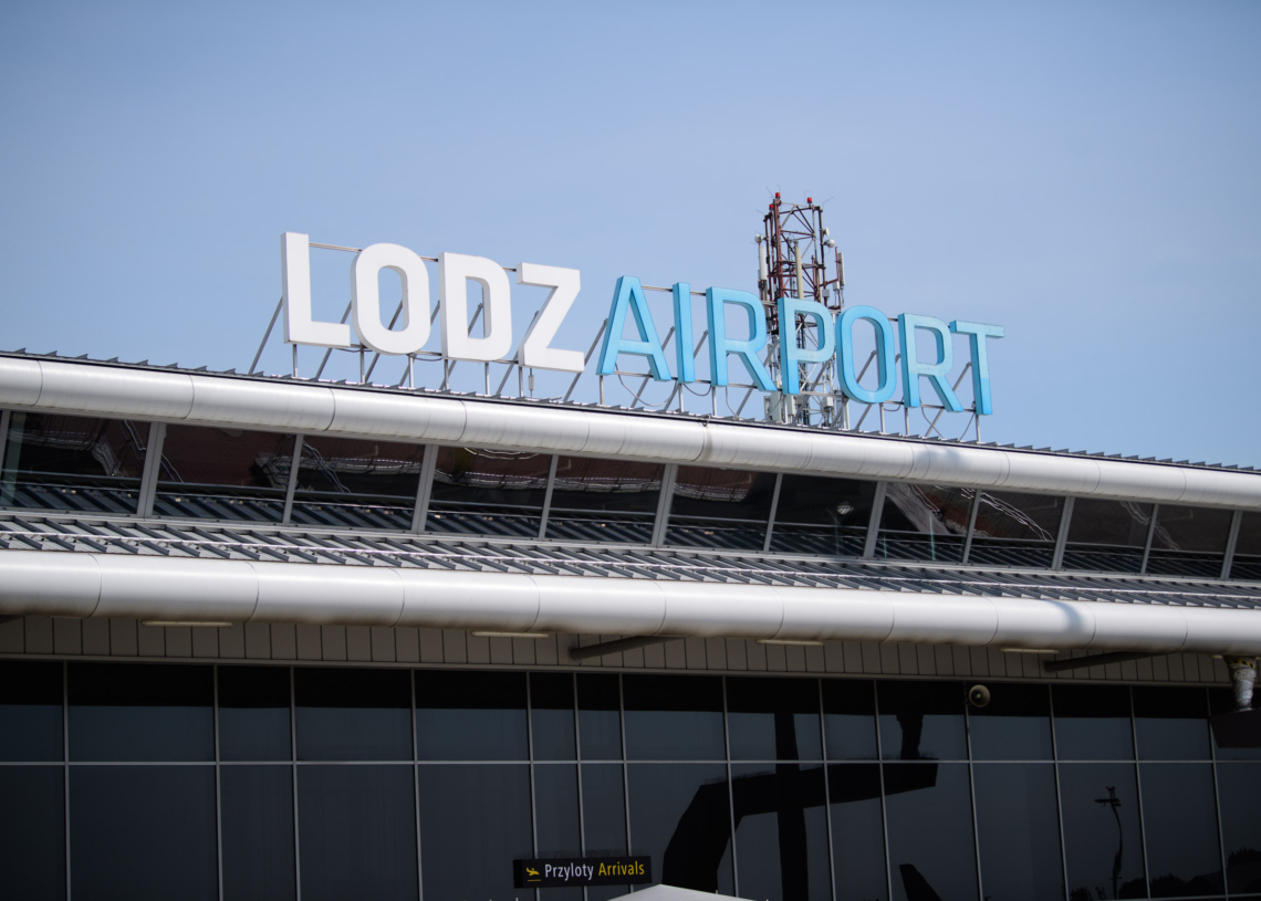 Lotnisko w Łodzi z rekordowym wynikiem 1 Coraz więcej osób korzysta z łódzkiego lotniska. W kwietniu skorzystało z niego ponad 37 tysięcy pasażerów