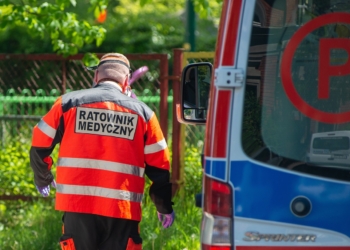 Spadli z dachu. Wypadek w powiecie radomszczańskim