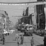 Pochód pierwszomajowy w Łodzi w 1946 r. Zdjęcie z książki "Czwarta stolica.  Kiedy Łódź rządziła Polską
