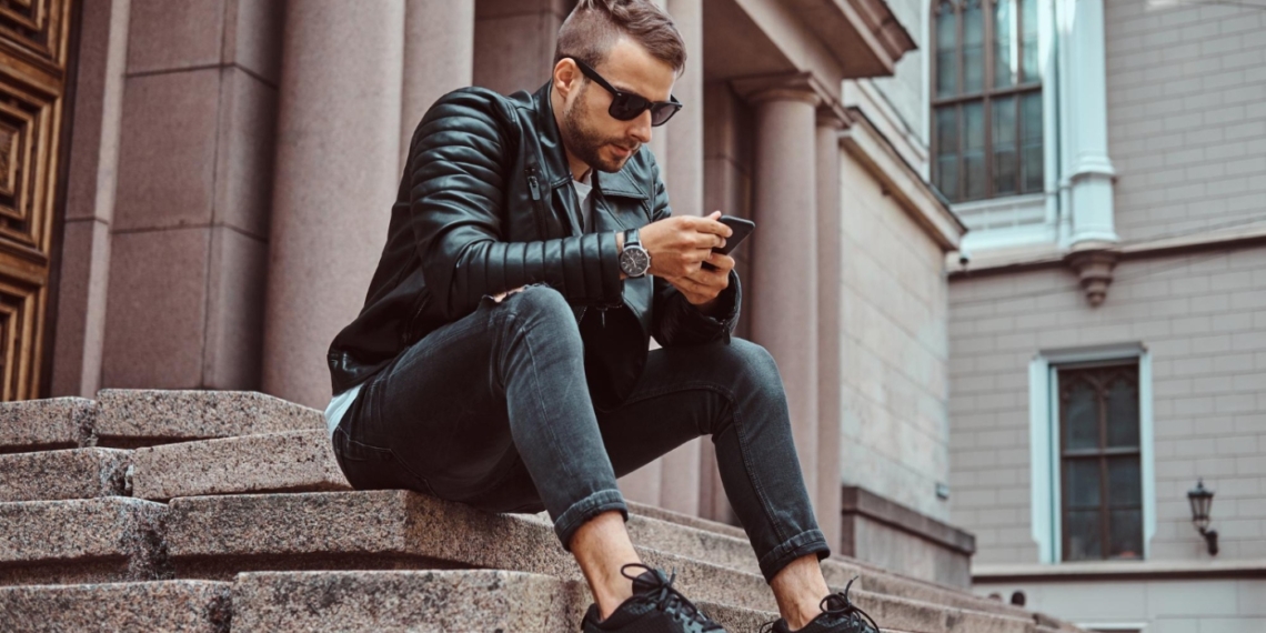 Wielki powrót emo streetwear look – te czarne męskie jeansy sprawdzą się najlepiej 1 Wielki powrót emo streetwear look – te czarne męskie jeansy sprawdzą się najlepiej