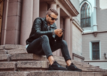 Wielki powrót emo streetwear look – te czarne męskie jeansy sprawdzą się najlepiej