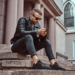 Wielki powrót emo streetwear look – te czarne męskie jeansy sprawdzą się najlepiej 6 Wielki powrót emo streetwear look – te czarne męskie jeansy sprawdzą się najlepiej