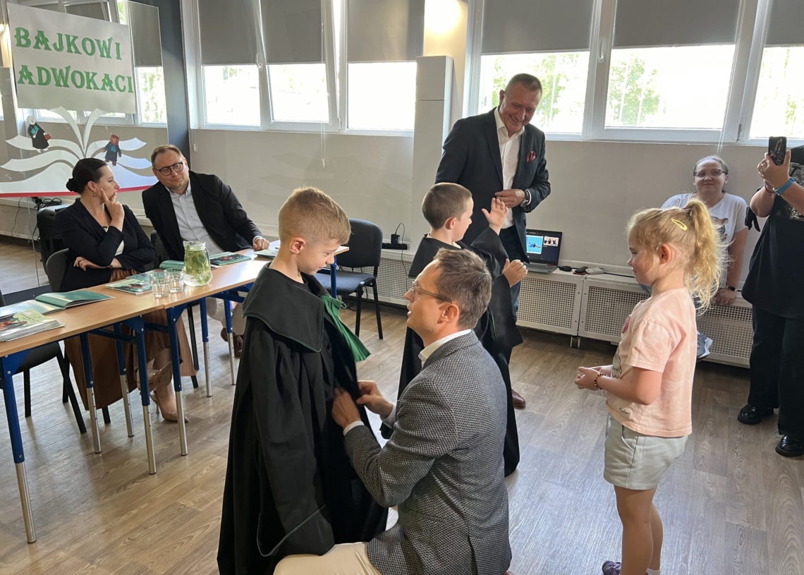 Adwokaci czytają dzieciom bajki i przybliżają tematykę prawniczą