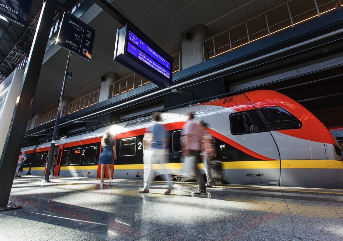 Oblodzenie sieci trakcyjnej. Opóźnienia pociągów ŁKA, uruchomiono komunikację autobusową