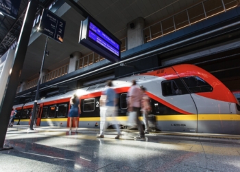 Oblodzenie sieci trakcyjnej. Opóźnienia pociągów ŁKA, uruchomiono komunikację autobusową