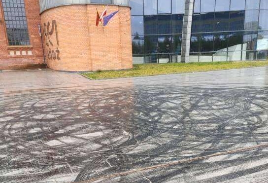 Problemy z nawierzchnią przy EC1 w Łodzi. „Ucierpiała w trakcie festiwalu See Bloggers” 1 Problemy z nawierzchnią przy EC1 w Łodzi