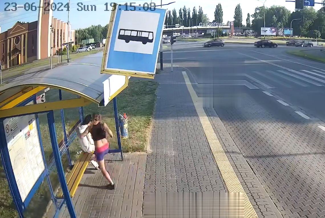 26-latka, która pobiła kobietę siedzącą na przystanku w Pabianicach, przeprasza tylko za to, że pomyliła osoby 1 Do pobicia 33-latki na przystanku w Pabianicach doszło w niedzielę wieczorem