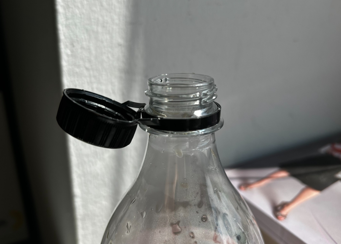 Nakrętki plastikowe przytwierdzone do butelek PET i kartonów - utrudnienie, ale z ekologicznym sensem 1 Nakrętki plastikowe przytwierdzone do butelek PET i kartonów