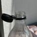 Nakrętki plastikowe przytwierdzone do butelek PET i kartonów
