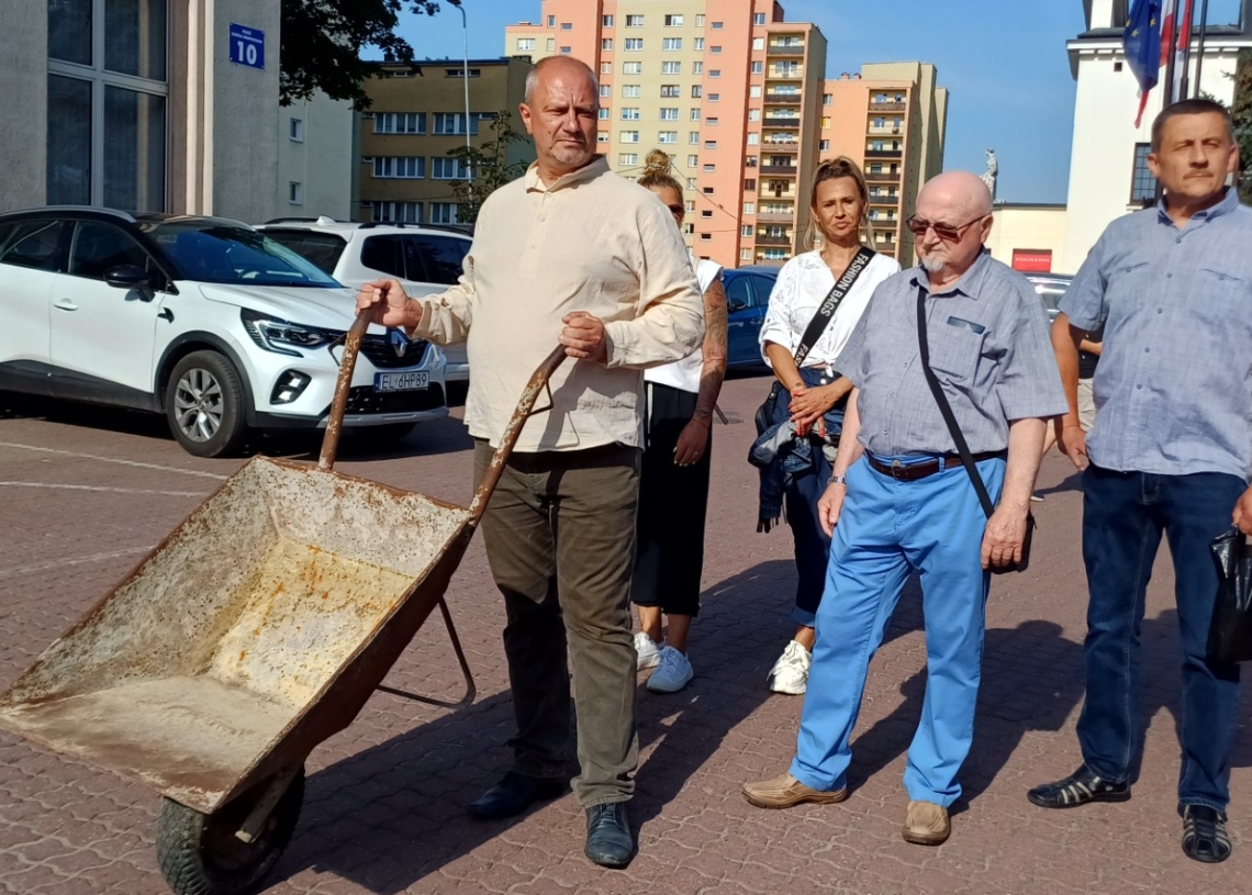 Taczka dla Kingi Mazur. Piotrkowscy kupcy chcą rozliczyć radną z niespełnionej wyborczej obietnicy 1 Taczka dla Kingi Mazur