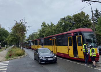 Stoją tramwaje na Narutowicza