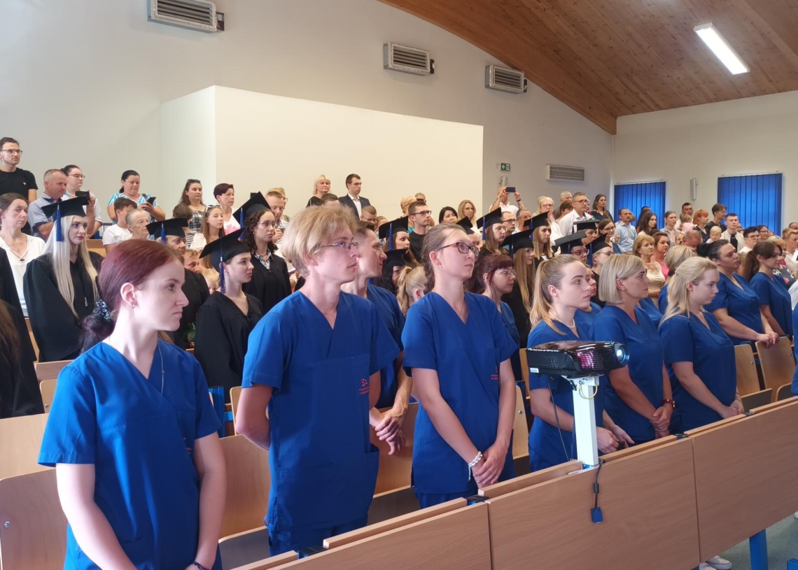 20 studentów pielęgniarstwa w Skierniewicach z dyplomami. Odbyło się "czepkowanie"