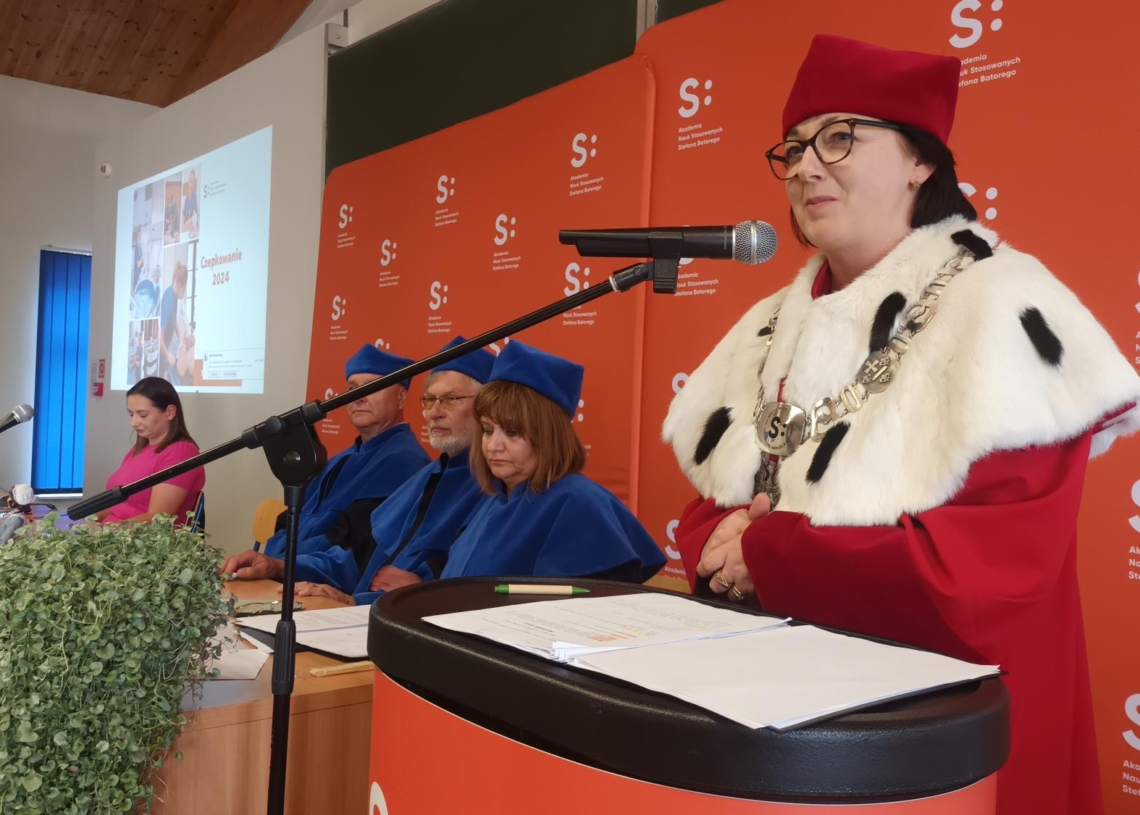 20 studentów pielęgniarstwa w Skierniewicach z dyplomami. Odbyło się "czepkowanie"