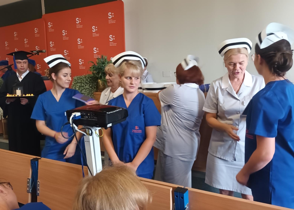 20 studentów pielęgniarstwa w Skierniewicach z dyplomami. Odbyło się "czepkowanie"