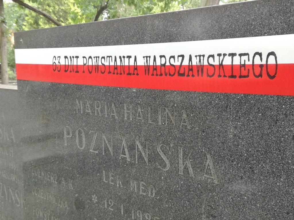 Groby Powstańców Warszawskich na łódzkich cmentarzach przystrojono biało-czerwonymi szarfami 1 Groby Powstańców Warszawskich